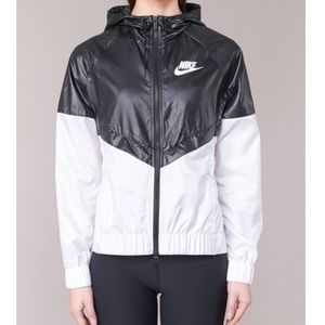 Nike Windrunner Windbreaker Jacket. Black & White